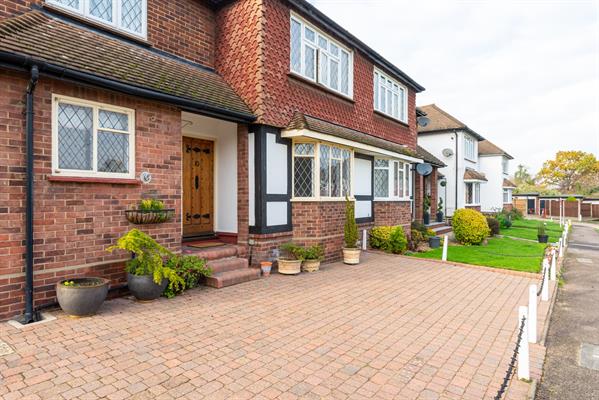 Warren Court, Chigwell, IG7